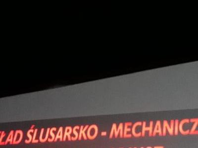 Zakład ślusarsko-mechaniczny Dariusz Tarliński budynek z neonem 